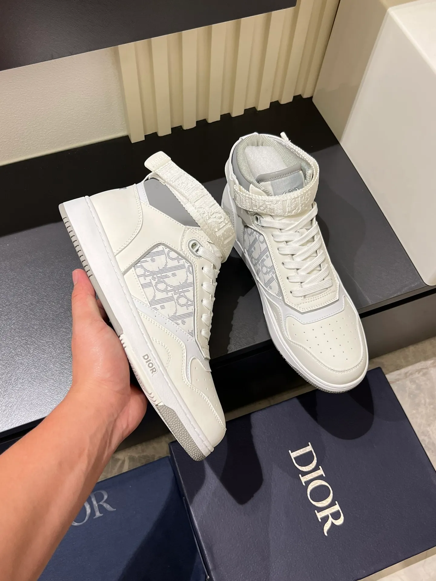 Men's shoes 💰p460 "Dio*" mid-top B27 casual sneakers. This B27 high-top sneaker is a new product in the series and continues Di*r's classic style. Crafted from gray and white smooth calf leather with beige and black Oblique print panels on the sides. The "CD Icon" shaped shoelace eyelets are clever and delicate, and the two-color rubber sole, rear collar and heel are all equipped with the brand's iconic details to enhance the style. Oblique printed straps at the ankle allow for an adjustable fit to complement the overall design. Fashionable and versatile, it can complement any look. Create an exquisite design with unique dynamic vitality and modern atmosphere, presented in low-top and high-top styles. This new must-have shoe adds a new dimension to Dior's archive heritage, embodying modern elegance. Purchase the original version and make it 1:1. If you need top quality, please come to me! Male 38-44!